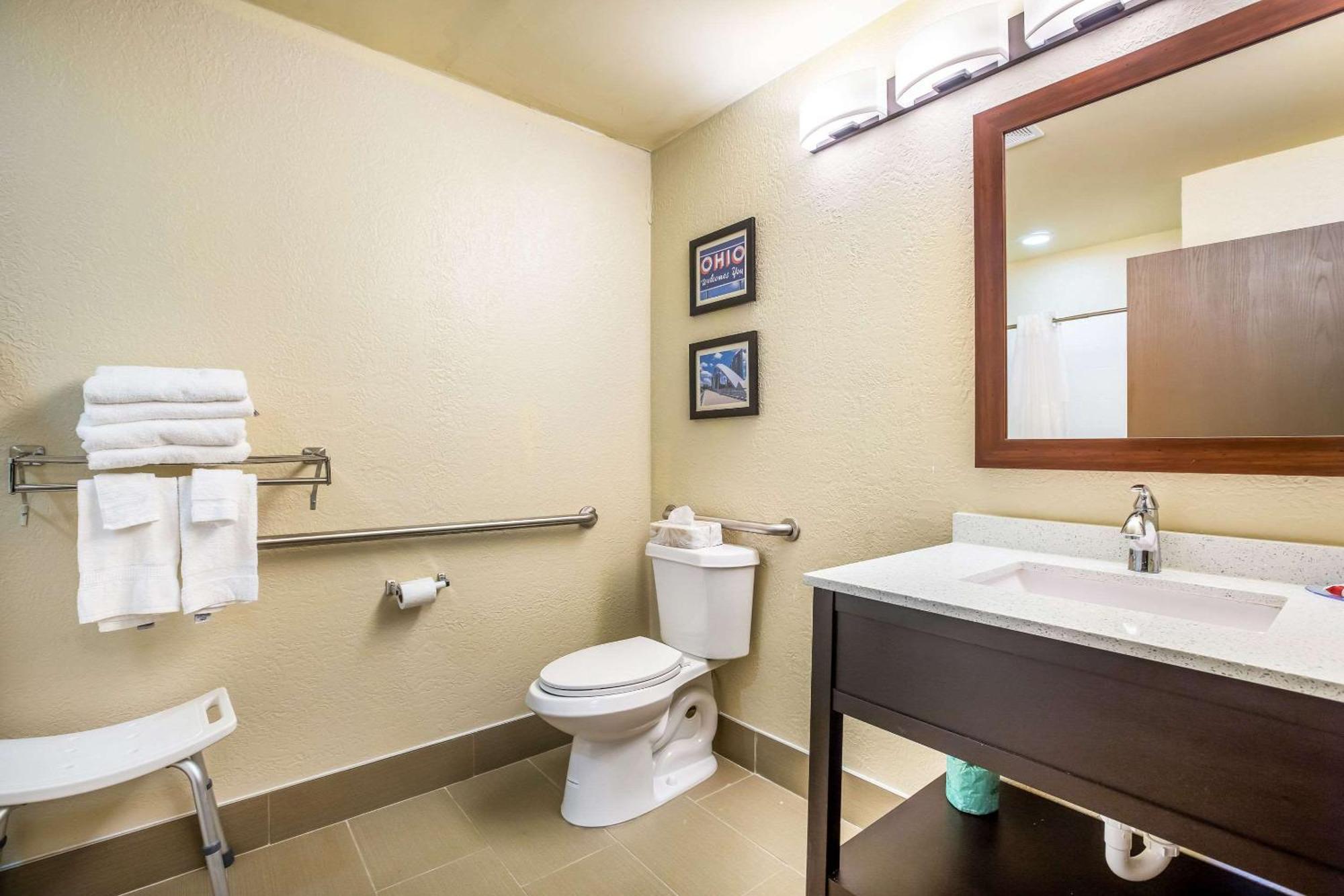 Comfort Inn & Suites Fairborn Near Wright Patterson Afb Buitenkant foto